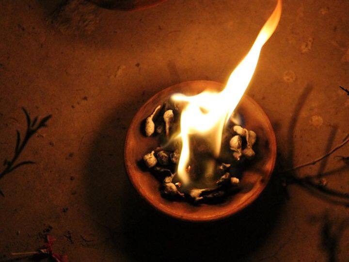 चैत्र अमवास्या पर शाम के वक्त पीपल के पत्तों से पूरे घर में गोमूत्र छिड़कें और उसके बाद गुग्गल धूप जलाएं. इससे बुरी शक्तियां का प्रभाव नष्ट होगा और घर में शांति रहेगी.