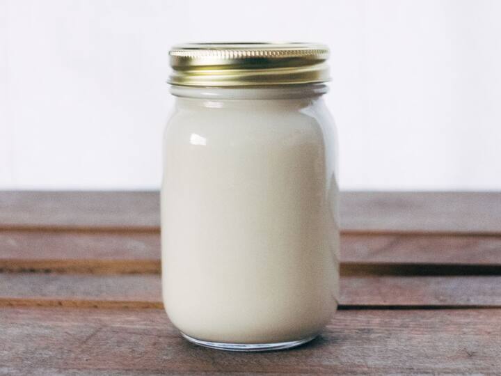 টকদইয়ের সঙ্গে সামান্য হলুদ মিশিয়ে বা অল্প মধু মিশিয়ে ভালভাবে স্ক্রাব করে নিলে কিংবা ফেসমাস্ক হিসেবে ব্যবহার করলে অল্প দিনের মধ্যেই ফিকে হবে ট্যান অর্থাৎ কালচে দাগছোপ।