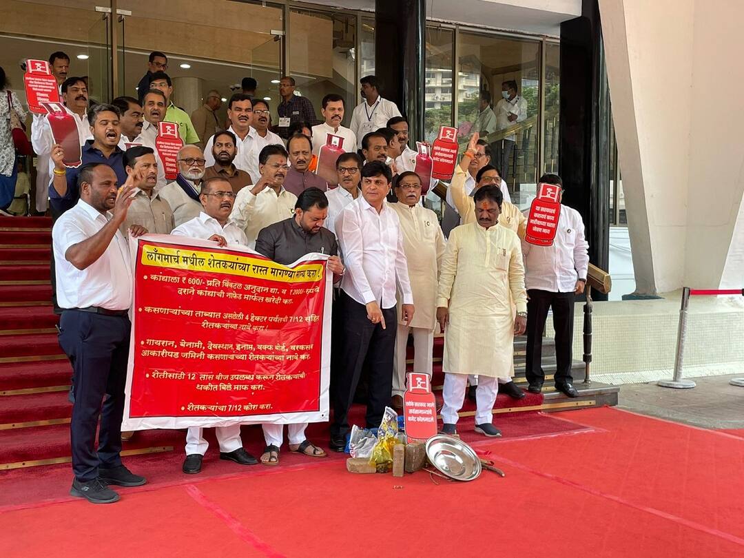 Maharashtra, Budget Session 2023 Opposition Leaders aggressive over farmer issue and gas rate hike Budget Session : गॅस दर वाढीसह शेतकरी प्रश्नावरुन विरोधक आक्रमक, विधानभवनाच्या पायऱ्यांवर मांडली चूल