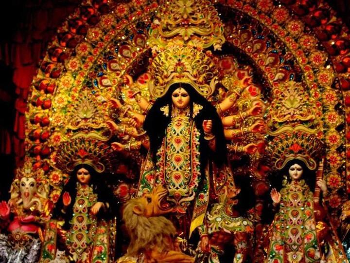 નવરાત્રિના નવ દિવસો દરમિયાન દરરોજ માતાના વિવિધ સ્વરૂપોની પૂજા કરવામાં આવે છે અને શાસ્ત્રોમાં દરેક સ્વરૂપ માટે ચોક્કસ રંગ સૂચવવામાં આવ્યો છે.