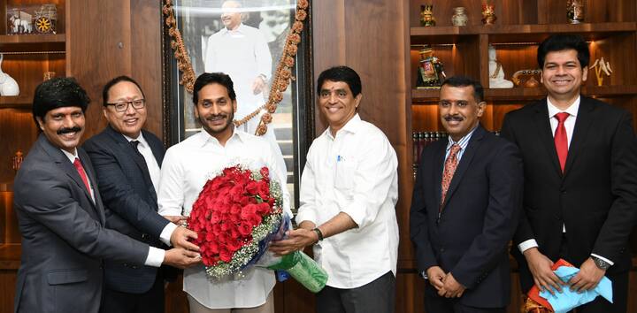 జగన్ కు పుష్కగుచ్చం ఇచ్చి సత్కరిస్తున్న ఆర్దిక శాఖ అదికారులు
