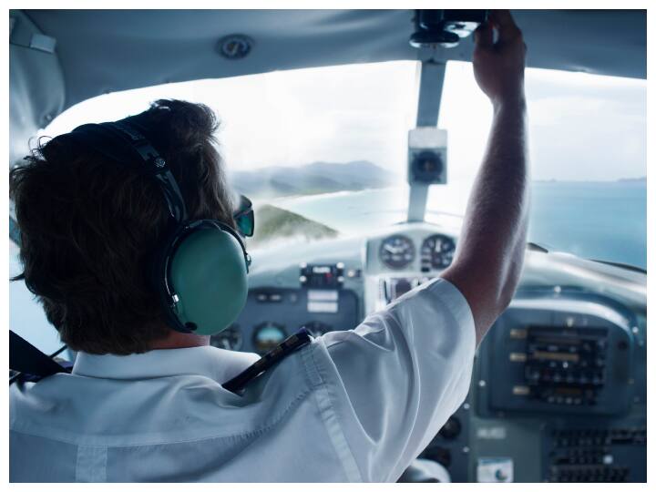 Know about strict rules of what pilots can and can not do in the cockpit कॉकपिट में गुजिया खाई तो पायलट सस्पेंड... जानिए प्लेन उड़ाते वक्त क्या नहीं कर सकते पायलट? नियम चौंकाने वाले हैं