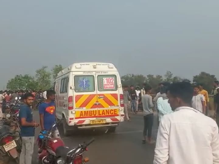 Siwan Accident News: High speed dumper crushed 3 youths in Siwan, people angry with the death blocked the road ann Siwan Accident News: सीवान में तेज रफ्तार डंपर ने 3 युवक को कुचला, मौत से आक्रोशित लोगों ने किया सड़क जाम