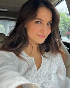 Elli Avram: ਐਲੀ ਅਵਰਾਮ ਦੀ ਸਾਦਗੀ ਨੇ ਵੀ ਜਿੱਤਿਆ ਫੈਨਜ਼ ਦਾ ਦਿਲ, ਵੇਖੋ ਤਸਵੀਰਾਂ