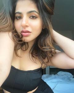 Iswarya Menon: 'சிரிக்காதே சிரிக்காதே சிரிப்பாலே மயக்காதே...'அழகு நாயகி ஐஸ்வர்யா மேனனின் கலக்கல் க்ளிக்ஸ்!