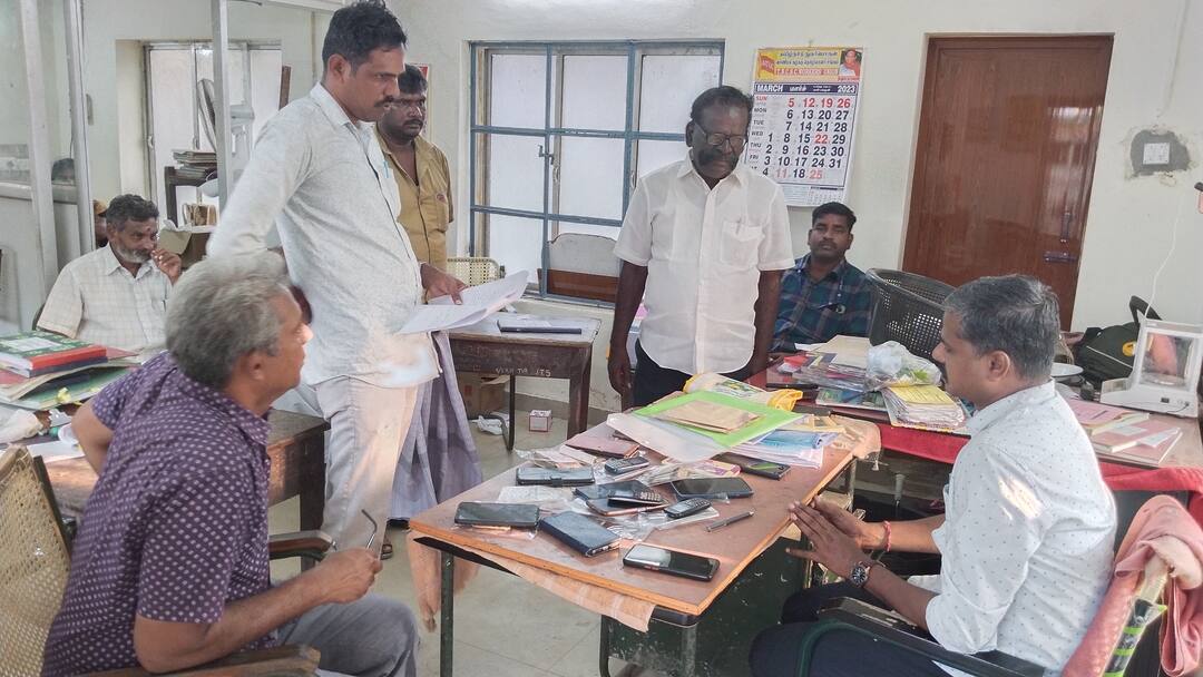 திருவாரூரில் லஞ்ச ஒழிப்பு போலீசார் சோதனை - கணக்கில் வராத  ரூ.1 லட்சத்து 53 ஆயிரம் பறிமுதல்