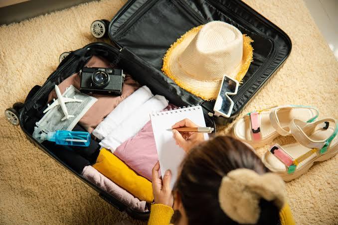 पैकिंग से पहले क्या करें: घूमने जाने से पहले पैकिंग करनी होती है. जब भी कपड़ें पैक करने लगें तो सिर से पैर तक को विजुअलाइज करें कि किस दिन क्या पहनना है. ऐसा करने से आप उन्हीं चीजों को बैग में रखेंगे, जिनकी जरूरत रहेगी. कपड़े कंफर्टेबल ही लेकर जाएं.