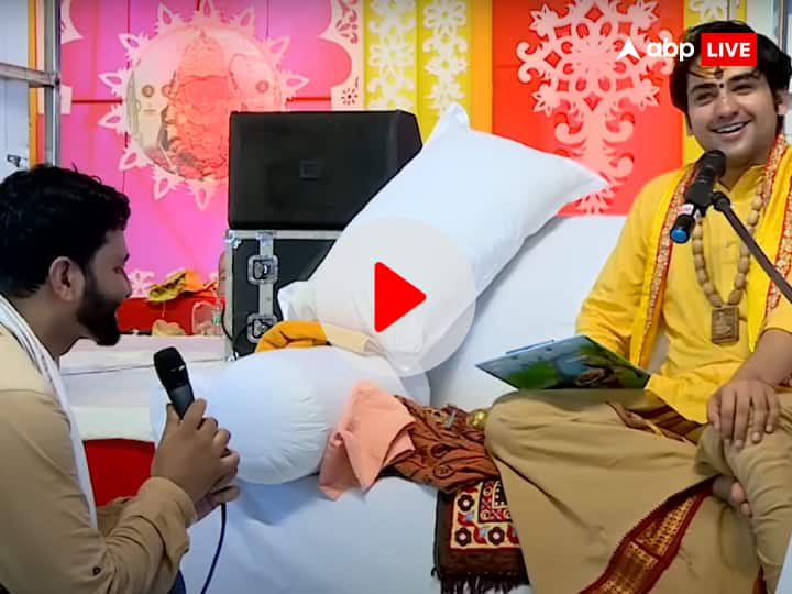 Bageshwar Dham Dhirendra Krishna Shastri viral video loveria person asks to marry again with his lover Watch: शादी के बाद दूसरी लड़की से हुआ प्यार, शख्स की परेशानी जान पंडित धीरेंद्र शास्त्री ने दे दिया ये सुझाव