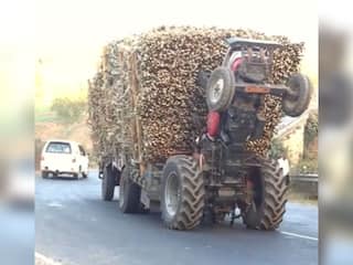 बीच सड़क ओवरलोडेड ट्रैक्टर का जानलेवा 'स्टंट', यूजर्स देख भड़के, ड्राइवर को पढ़ा डाला ट्रैफिक रूल्स का पाठ- Video