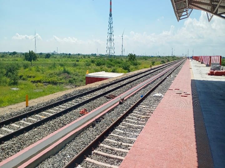 தூத்துக்குடியில் இருந்து விளாத்திகுளம் வழியாக மதுரைக்கு ரயில் - ரயிலுக்காக காத்திருக்கும் மக்கள்