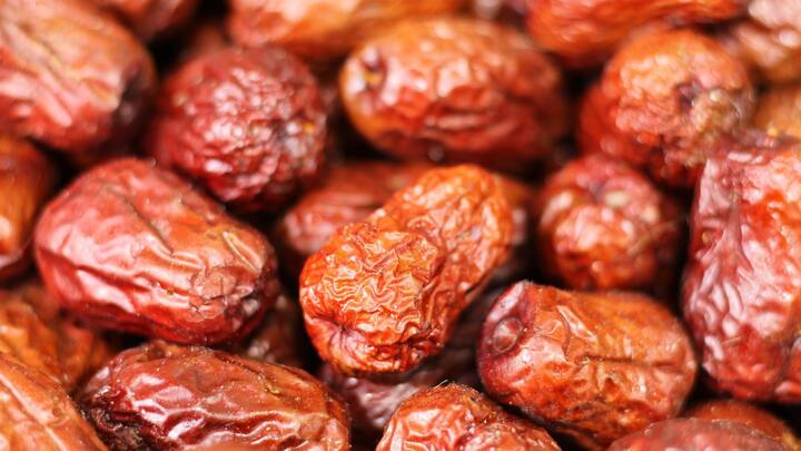 Dates And Health Benefits: খেজুর ভালোবাসেন? তা হলে হয়তো অজান্তেই বহু রোগভোগ মোকাবিলার জন্য তৈরি আপনি।