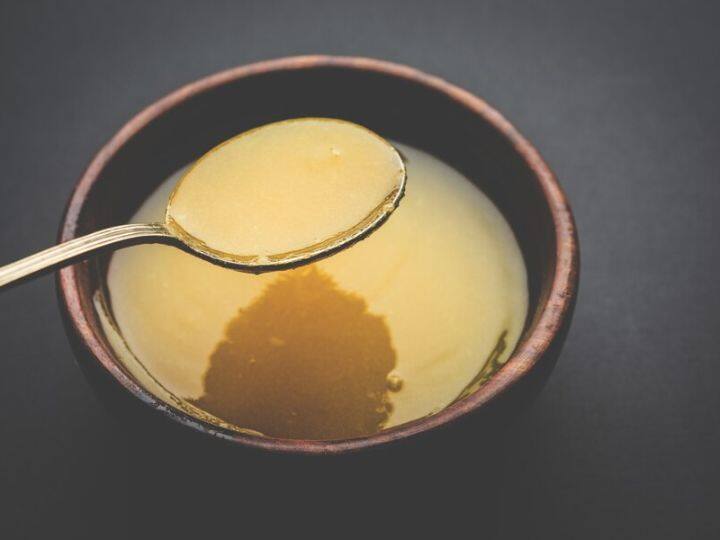 Ghee Health Benefits And Risk Know Ghee Is Healthy Or Unhealthy Ghee: क्या घी खाने से स्वास्थ्य पर बुरा असर पड़ता है या नहीं? किन लोगों को खाने से बचना चाहिए? जानें