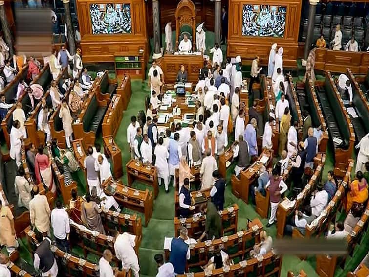 sansad Parliament Budget Session Only 97 minutes of Parliament work in the last 5 days Parliament Budget Session : गेल्या 5 दिवसात केवळ 97 मिनिटे चाललं संसदेचं कामकाज, विरोधक-सत्ताधाऱ्यांचा गदारोळ; 35 विधेयके प्रलंबित