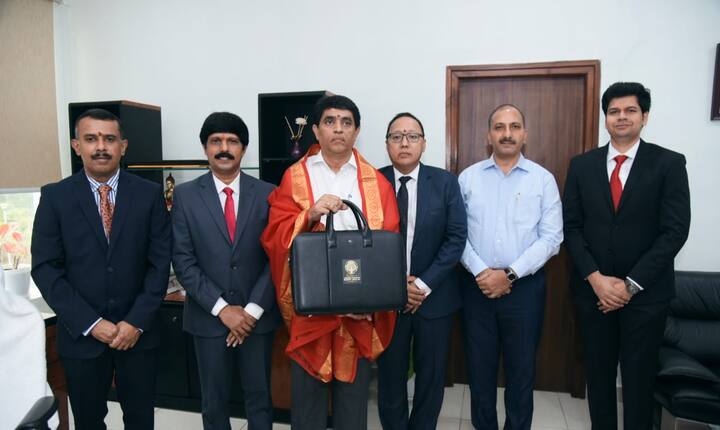 సభలో బడ్జెట్ ను ప్రవేశపెట్టేందుకు సిద్దం అయిన ఆర్థిక మంత్రి బుగ్గన