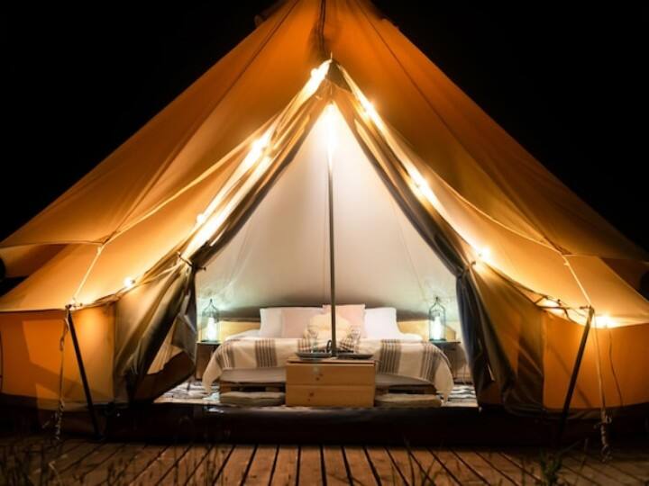 Travel guide to select right type of tent and price Travel Guide: जैसलमेर से लेकर पहाड़ों तक, टेंट में नाइट स्टे पसंद करते हैं लोग, जानिए कितने तरह के और कितने के आते हैं टेंट्स