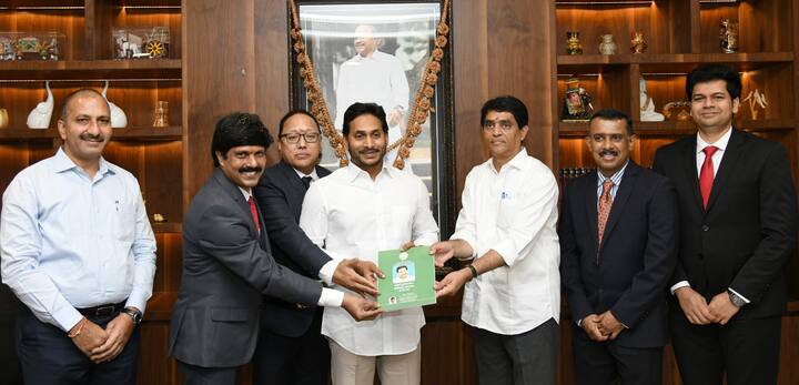 బడ్జెట్ పై రూపొందించిన ప్రసంగ పుస్తకాన్ని జగన్ కు అందిస్తున్న ఆర్దిక శాఖ టీం
