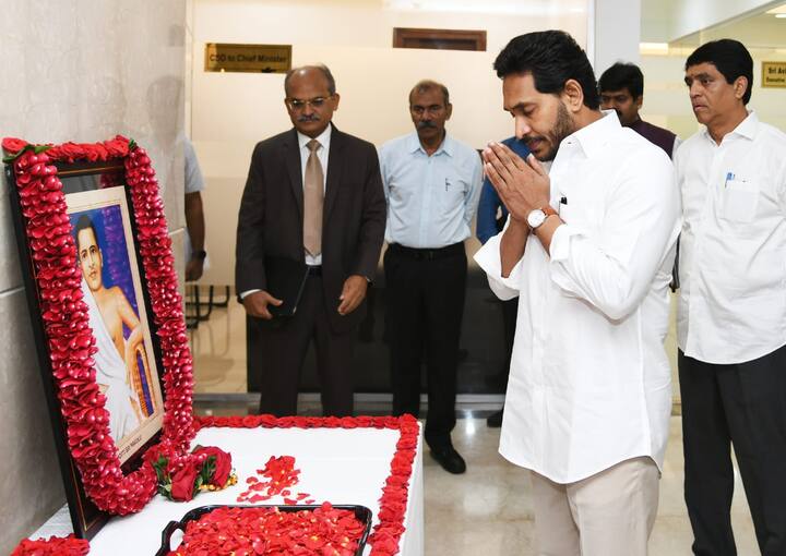 క్యాబినేట్ కు ముందు అమరజీవి పొట్టి శ్రీరాములకు సీఎం జగన్ నివాళి