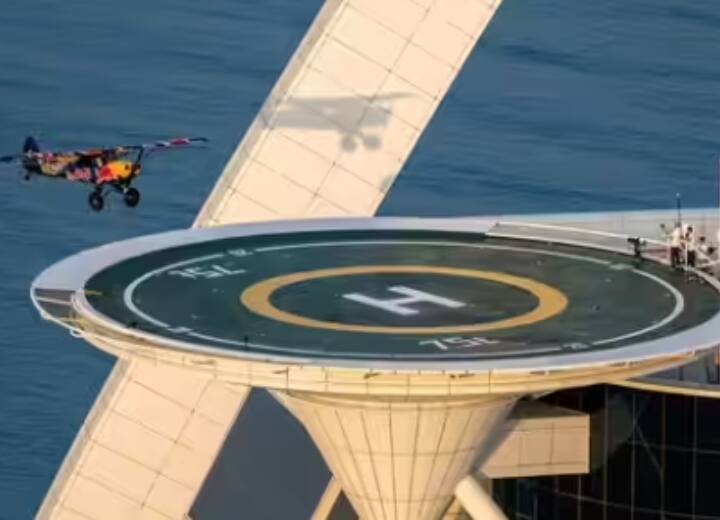 First plane landing on the world smallest Dubai Burj Al Arab helipad Watch Viral Video: दुनिया के सबसे छोटे  हेलीपैड पर पहली बार विमान की लैंडिंग, देखें रोमांचकारी वीडियो