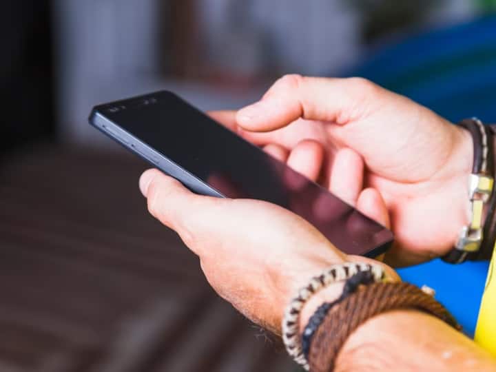 second hand smartphone buying tricks Factors to consider when buying second hand mobile in India ​​​सेकंड हैंड स्मार्टफोन खरीदते समय इन 10 बातों का रखें ख्याल, वरना घर पुलिस भी आ सकती है