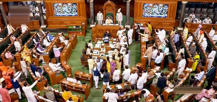 গত দুদিন গাঁধীমূর্তির সামনে তৃণমূল ধর্না দিয়েছিল। এদিন পোস্টার-স্লোগানে সরব হতে দেখা গেল বিজেপিকে।