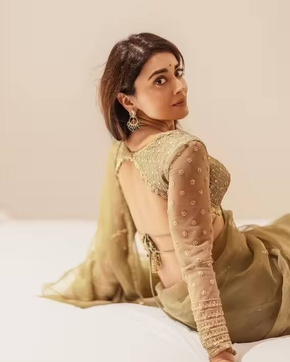 श्रियाने नुकतेच तिचे फोटो इंस्टाग्रामवर शेअर केले आहेत.