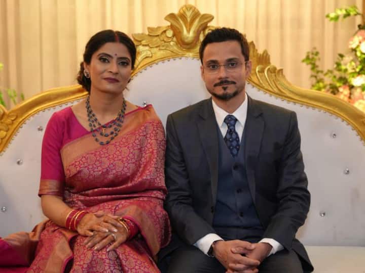 हालांकि अमन की शादी और रिसेप्शन में मां कृष्णा पटेल और बहन पल्लवी पटेल नहीं पहुंची थीं. दरअसल, अनुप्रिया पटेल और पल्लवी पटेल के बीच की अदावत किसी से छुपी नहीं हैं. दोनों बहनों के बीच काफी पहले से विवाद चला आ रहा है.