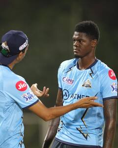 In Photos: IPL के इतिहास में सर्वश्रेष्ठ रहे हैं इन पांच गेंदबाज़ों के बॉलिंग आंकड़े, देखें टॉप-5 की लिस्ट