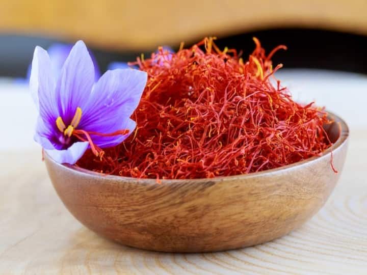 health tips kesar khane ke fayde know saffron benefits in hindi Kesar Ke Fayde: ऐसे ही नहीं है केसर सबसे महंगे मसालों में से एक, फायदे जान आप भी कहेंगे वाह!