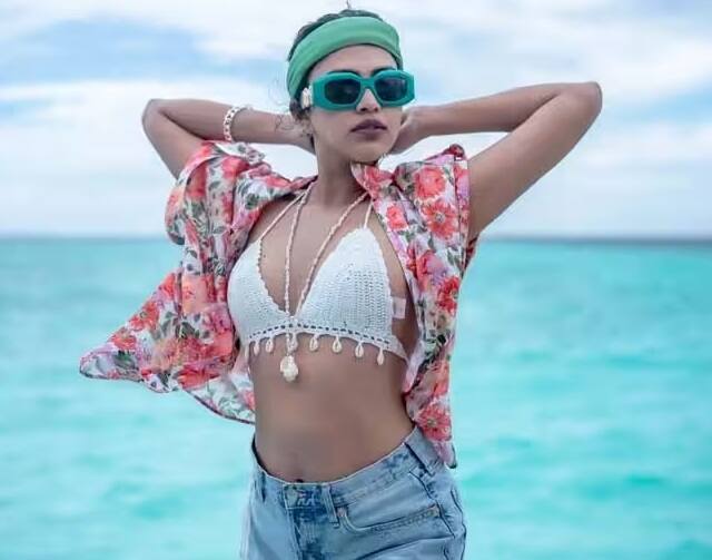 Amala Paul Video: બિકિની પહેરી દરિયા કિનારે પહોંચી અમલા પૉલ, 'ભોલા'ની એક્ટ્રેસે બીચ પર કરી મસ્તી Amala Paul Video: Amala Paul shows off a jaw-dropping figure in a bikini Amala Paul Video: બિકિની પહેરી દરિયા કિનારે પહોંચી અમલા પૉલ, 'ભોલા'ની એક્ટ્રેસે બીચ પર કરી મસ્તી