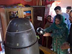 मेहबुबा मुफ्तींनी शिवलिंगावर केला जलाभिषेक, नेटकरी म्हणाले अच्छे दिन आलेत वाटतंय