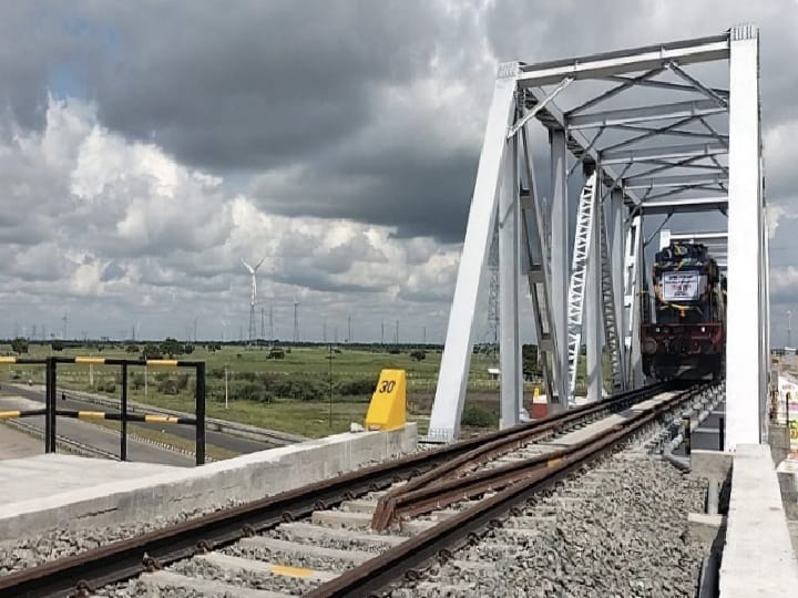 தூத்துக்குடியில் இருந்து விளாத்திகுளம் வழியாக மதுரைக்கு ரயில் - ரயிலுக்காக காத்திருக்கும் மக்கள்