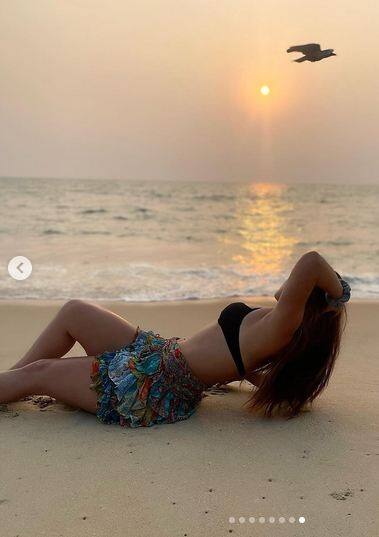 ਸੂਰਜ ਡੁੱਬਣ ਸਮੇਂ ਕ੍ਰਿਸ਼ਨਾ ਸ਼ਰਾਫ ਦੀਆਂ ਇਨ੍ਹਾਂ ਤਸਵੀਰਾਂ ਨੂੰ ਪ੍ਰਸ਼ੰਸਕ ਕਾਫੀ ਪਸੰਦ ਕਰ ਰਹੇ ਹਨ। ਉਸ ਦੀਆਂ ਤਸਵੀਰਾਂ ਸੋਸ਼ਲ ਮੀਡੀਆ 'ਤੇ ਤੇਜ਼ੀ ਨਾਲ ਵਾਇਰਲ ਹੋ ਰਹੀਆਂ ਹਨ।