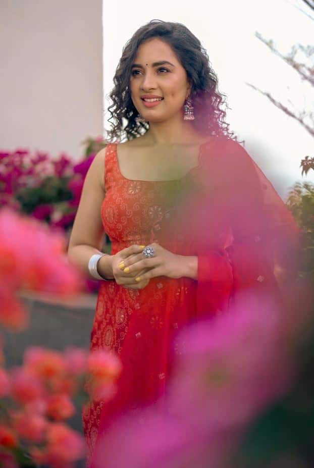 தற்போது நகைச்சுவை கலந்த சமையல் நிகழ்ச்சியான குக் வித் கோமாளியில் பங்கேற்றுள்ளார்.
