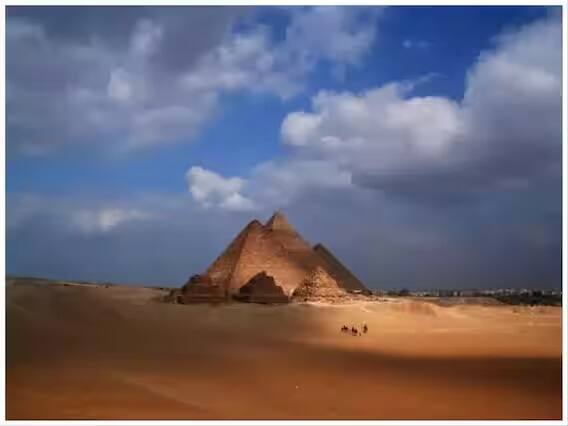 ਮੈਕਸੀਕੋ 'ਚ ਸਥਿਤ 'ਗ੍ਰੇਟ ਪਿਰਾਮਿਡ ਆਫ ਚੋਲੂਲਾ' ਦੀ ਰਹੱਸਮਈ ਗੱਲ ਇਹ ਹੈ ਕਿ ਅੱਜ ਤੱਕ ਕੋਈ ਨਹੀਂ ਜਾਣਦਾ ਕਿ ਇਹ ਕਿਸਨੇ ਅਤੇ ਕਿਉਂ ਬਣਾਇਆ ਸੀ। ਇਸਦਾ ਕੋਈ ਇਤਿਹਾਸ ਨਹੀਂ ਹੈ। ਇਹ ਪਿਰਾਮਿਡ ਇਕ ਮੰਦਰ ਵਰਗਾ ਹੈ, ਜਿਸ 'ਤੇ ਚੜ੍ਹਨ ਲਈ ਪੌੜੀਆਂ ਵੀ ਹਨ। ਇਹ ਸੰਸਾਰ ਦੇ ਵੱਡੇ ‘ਪਿਰਾਮਿਡਾਂ’ ਵਿੱਚੋਂ ਇੱਕ ਹੈ।