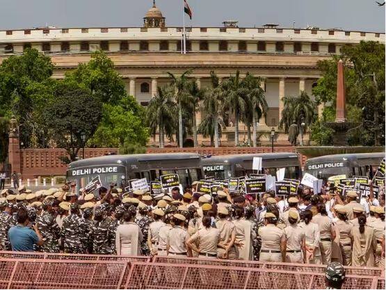 Budget Session: Controversy between the government and the opposition parties continues, Privileges Committee may call Rahul Gandhi, the President will meet the opposition parties