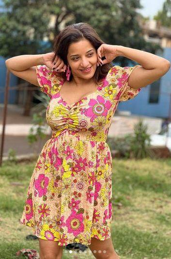 ਭੋਜਪੁਰੀ ਅਭਿਨੇਤਰੀ ਮੋਨਾਲੀਸਾ ਭਾਵੇਂ ਭੋਜਪੁਰੀ ਫਿਲਮਾਂ 'ਚ ਨਜ਼ਰ ਨਾ ਆਵੇ ਪਰ ਉਸ ਦੀਆਂ ਕਾਤਲਾਨਾ ਹਰਕਤਾਂ ਸੋਸ਼ਲ ਮੀਡੀਆ 'ਤੇ ਕਾਫੀ ਚਰਚਾ 'ਚ ਹਨ।