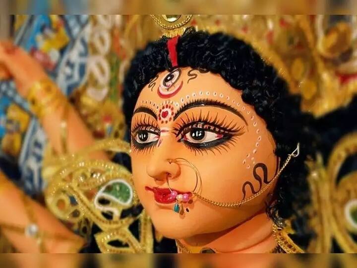 22 માર્ચ 2023, બુધવારથી ચૈત્ર નવરાત્રિ શરૂ થઈ રહી છે, આ વખતે નવરાત્રિની શરૂઆત શુભ યોગ સાથે થશે. ચૈત્રી નવરાત્રી આવવાની છે. નવરાત્રીનો તહેવાર મા દુર્ગાને સમર્પિત છે. નવરાત્રિ દરમિયાન કરેલા  ઉપાય જીવનમાં સુખ-સમૃદ્ધિ લાવે છે.મા દુર્ગાની પૂજા કરવા આ ઉપાયો કરો.