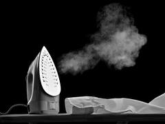 कपड़ों पर प्रेस करते समय लोग कर रहे सालों से ये गलतियां, ध्यान न देने पर होता है भारी नुकसान