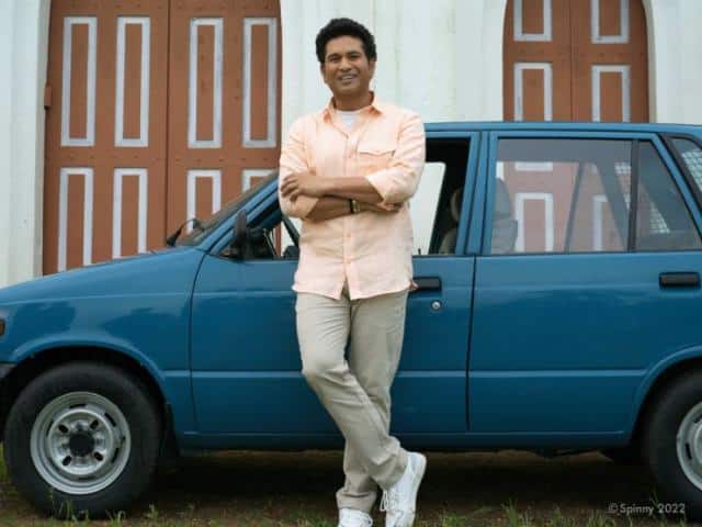 सचिन तेंदुलकर क्रिकेट टीम के पूर्व खिलाड़ी रह चुके हैं और आपको बता दें कि उन्होंने दुनिया भर में अपना नाम भी बनाया है. इतना ही नहीं उन्हें लग्जरी कार का भी काफी शौक है और उन्होंने अपनी पहली कार मारुति 800 खरीदी थी. इस कार को उन्होंने 1980 के दशक में खरीदा था.