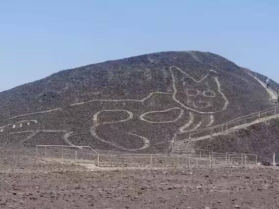 ਪੇਰੂ 'ਚ ਸਥਿਤ 'ਦਿ ਨਾਜ਼ਕਾ ਲਾਈਨਜ਼' 'ਤੇ ਕੁਝ ਅਜਿਹੀਆਂ ਲਾਈਨਾਂ ਖਿੱਚੀਆਂ ਗਈਆਂ ਹਨ, ਜਿਨ੍ਹਾਂ ਨੂੰ ਦੇਖ ਕੇ ਤੁਹਾਨੂੰ ਕਦੇ ਇਨਸਾਨ ਦੀ ਤਸਵੀਰ ਨਜ਼ਰ ਆਵੇਗੀ, ਕਦੇ ਜਾਨਵਰ ਦੀ ਤਸਵੀਰ ਤਾਂ ਕਦੇ ਕੁਝ ਹੋਰ। ਖਾਸ ਗੱਲ ਇਹ ਹੈ ਕਿ ਇਹ ਉਚਾਈ ਤੋਂ ਹੀ ਦਿਖਾਈ ਦਿੰਦਾ ਹੈ। ਸਾਲਾਂ ਦੀ ਖੋਜ ਤੋਂ ਬਾਅਦ ਵੀ, ਇਸ ਬਾਰੇ ਸਿਰਫ ਇੰਨਾ ਹੀ ਪਤਾ ਲੱਗਾ ਹੈ ਕਿ ਇਹ ਲਗਭਗ 400 ਤੋਂ 700 ਈਸਵੀ ਦੇ ਵਿਚਕਾਰ ਬਣਾਇਆ ਗਿਆ ਸੀ।