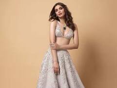 Diana Penty Photos: ડિયના પેન્ટીએ લેંઘામાં આપ્યા શાનદાર પૉઝ, કેમેરાની સામે ફ્લૉન્ટ કર્યુ પરફેક્ટ ફિગર, જુઓ