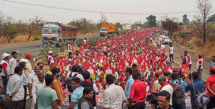 The farmers have a long list of requests, one of which is an urgent financial assistance of 600 rupees per quintal for onion producers who have been severely impacted by a sharp decline in prices.