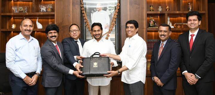 సీఎం జగన్ కు బడ్జెట్ పత్రాలు అందిస్తున్న ఆర్దిక మంత్రి బుగ్గన