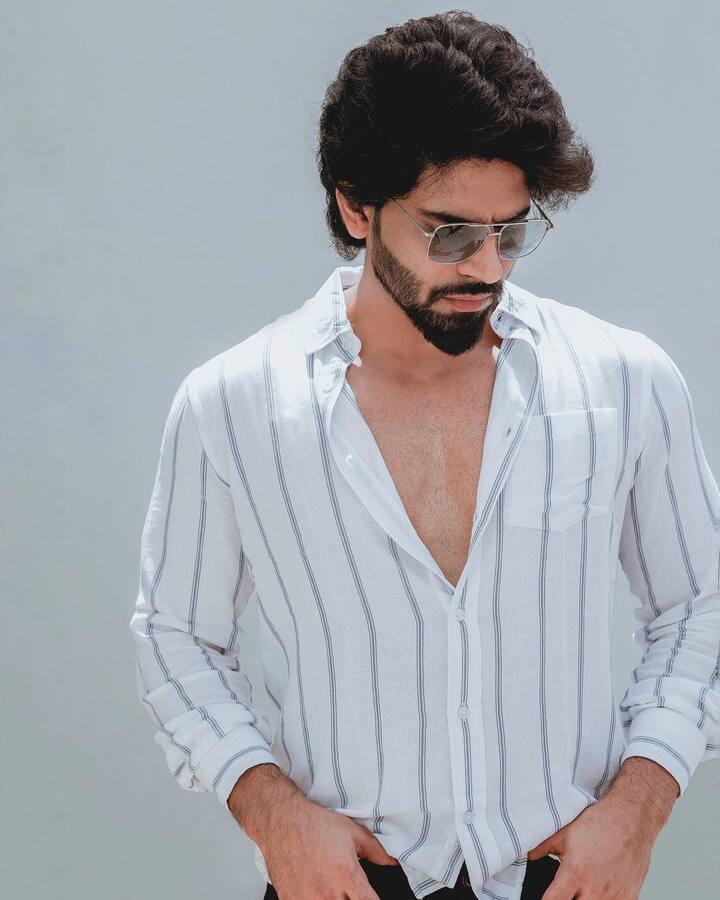 அந்நிகழ்ச்சியில் சக போட்டியாளராக இருந்த ஷிவானிக்கும் காதல் என கிசுகிசுக்கப்பட்டது