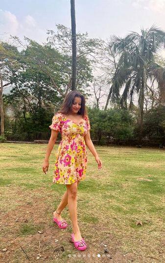 ਪ੍ਰਸ਼ੰਸਕ ਮੋਨਾਲੀਸਾ ਦੀਆਂ ਤਸਵੀਰਾਂ ਦਾ ਬੇਸਬਰੀ ਨਾਲ ਇੰਤਜ਼ਾਰ ਕਰਦੇ ਹਨ। ਮੋਨਾਲੀਸਾ ਨੇ ਫਲੋਰਲ ਆਊਟਫਿਟ 'ਚ ਆਪਣੀਆਂ ਗਲੈਮਰਸ ਤਸਵੀਰਾਂ ਸ਼ੇਅਰ ਕੀਤੀਆਂ ਹਨ।