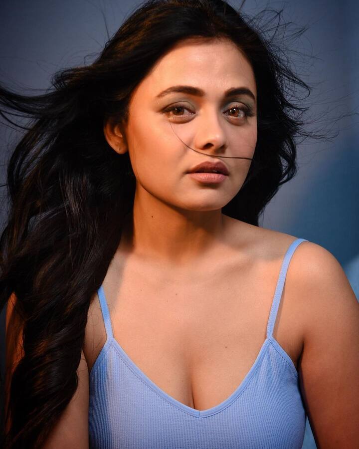 व्हाईट पँट आणि ब्लू टॉप अशा लूकमधील फोटो प्रार्थनानं शेअर केले आहेत.