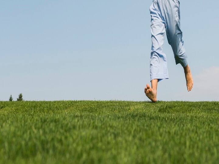 Barefoot On Grass: What are the benefits, what doctors keep saying… walk barefoot on the grass