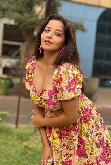 ਅਭਿਨੇਤਰੀ ਮੋਨਾਲੀਸਾ ਸਟਾਈਲਿਸ਼ ਪੋਜ਼ ਦਿੰਦੇ ਹੋਏ ਆਪਣੇ ਕਲੀਵੇਜ ਦਾ ਜਲਵਾ ਬਿਖੇਰ ਰਹੀ ਹੈ। ਉਨ੍ਹਾਂ ਦੀਆਂ ਤਸਵੀਰਾਂ ਨੂੰ ਦੇਖ ਕੇ ਪ੍ਰਸ਼ੰਸਕ ਉਨ੍ਹਾਂ ਦੀ ਕਾਫੀ ਤਾਰੀਫ ਕਰ ਰਹੇ ਹਨ।