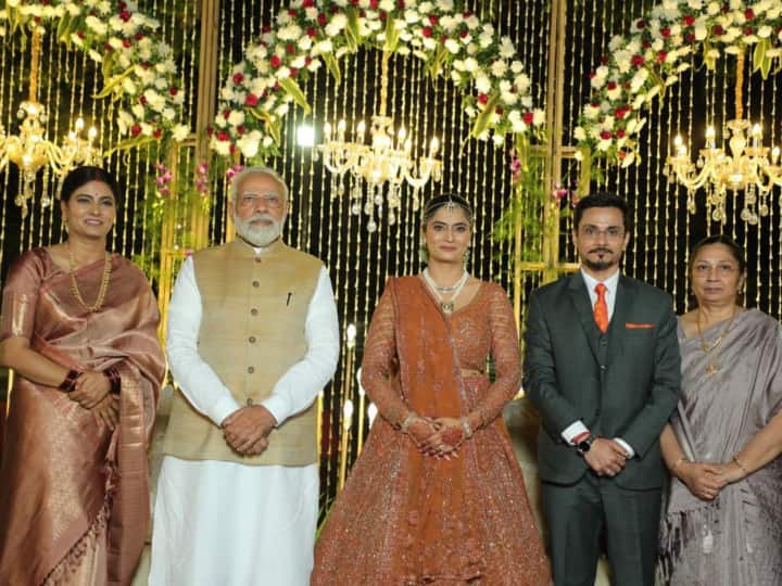 UP Politics: अनुप्रिया पटेल की बहन की शादी बीते महीने हुई थी. इसके बाद मंगलवार को दिल्ली में उनका रिसेप्शन हुआ, जिसमें उपराष्ट्रपति और प्रधानमंत्री समेत तमाम दिग्गज नेता पहुंचे थे.