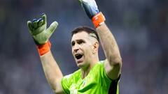 ক্যান্সার আক্রান্তদের পাশে দাঁড়াতে বিশ্বকাপ ফাইনালের দস্তানা নিলামে তুললেন মার্তিনেজ